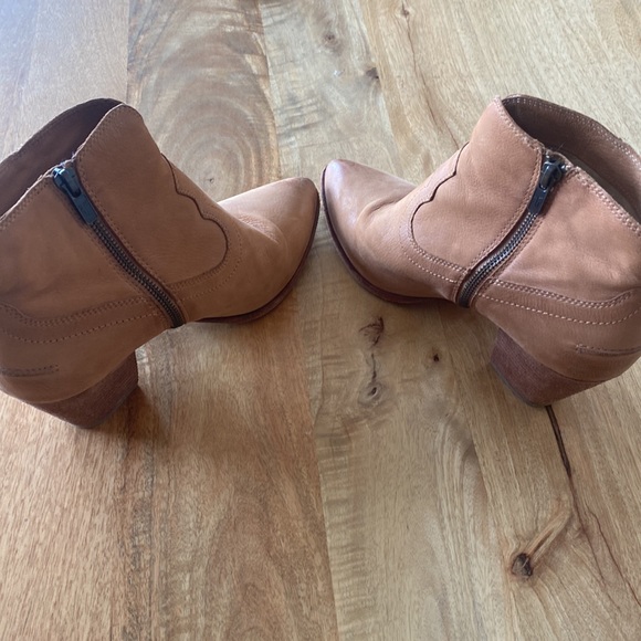 Frye Booties Tan 10 - Picture 5 of 9